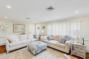 Mid-Cape Retreat Near Beaches & Nice Yard