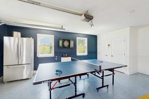 Mid-Cape Retreat Near Beaches & Nice Yard