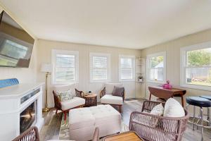 Mid-Cape Retreat Near Beaches & Nice Yard