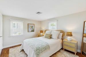 Mid-Cape Retreat Near Beaches & Nice Yard