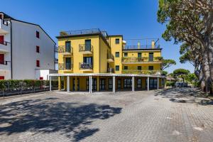 Apartment with Private Beach Spot Terrace & Parking