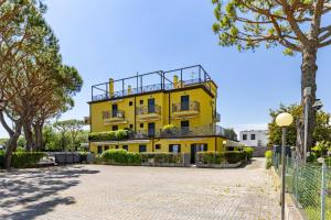 Apartment with Private Beach Spot Terrace & Parking