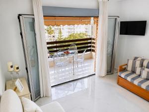 Tres Delfines Solo Familias Serviplaya