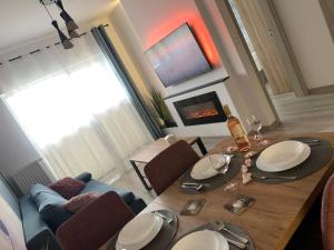 LUX-COMFORT APARTAMENT Klimatyzacja, KOMINEK, Garaż wewn, Balkon od strony ogrodu, Idealna lokalizacja wypadowa, obok sklepy, blisko Galerii Gemini