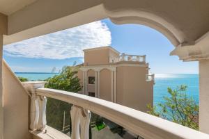 La View 2BR by the Sea EV Charger & Free Parking and Pool