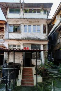 48B Stylish 1BHK Khar With Swing