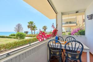 Seafront Garden and Sea views