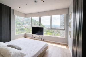 Stylish Loft with Balcony and City Views with Parking