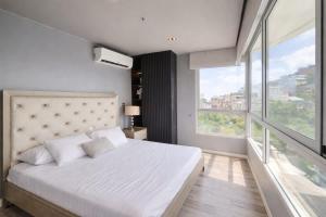 Stylish Loft with Balcony and City Views with Parking