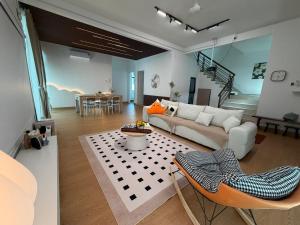 Malacca ayer keroh villa 2storey ,16pax ktv pool & pool table melaka