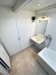Bright and central city apartment near Aalborg Bus