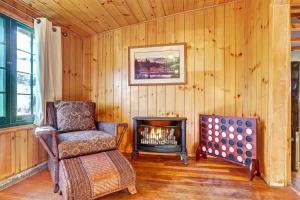 Cozy Cabin Getaway with Mountain Views & Fireplace