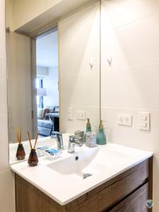 Exclusive Apt with balcony and street view - 1905