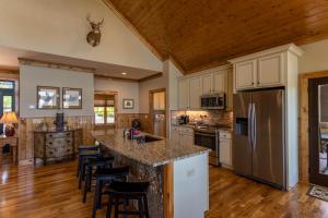 Papa Bear Lodge at Eagles Nest