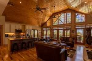 Papa Bear Lodge at Eagles Nest