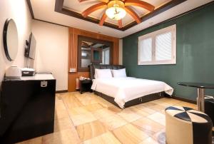 Hotel Sky Busan Deokcheon Station