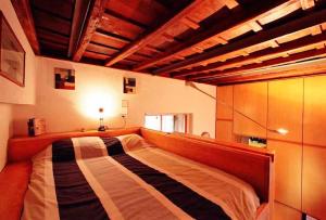 Architect Designed Trendy Flat by Colosseum