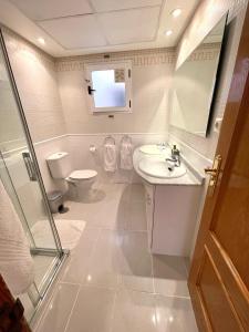 Soleado apartamento con piscina y terraza privada.