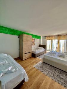 Shkreli Private Entrance Duplex Apartment , Partial Sea View, 3 min from the beach