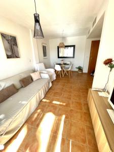 Soleado apartamento con piscina y terraza privada.