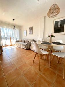 Soleado apartamento con piscina y terraza privada.