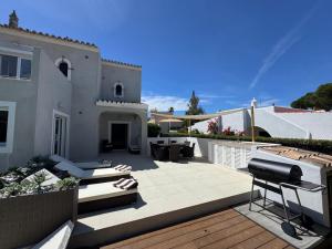 4 Bedroom Villa with Heated Pool close to Old Village
