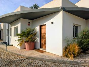 Casa Branca Secluded Modern Villa