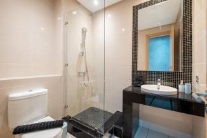 Vue au bord de la piscine Cafe Netflix Appartement Prestigia 2 chambres