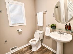 Luna Cottage Hot Tub 3BR Near Downtown TART Trail Grill