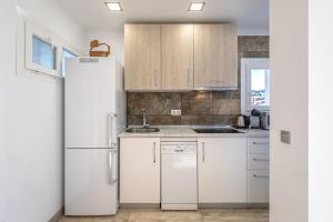 Beachside 1BR, Sea Views, Bright Balcony