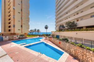 Beachside 1BR, Sea Views, Bright Balcony