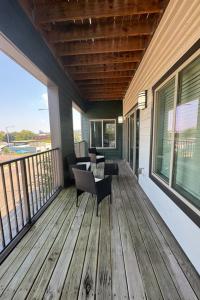 Stylish Condo | 3 Bedroom + Pool Table ST