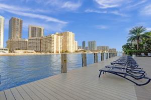 Charming 1BDR Condo Beach Service Pool Gym 505