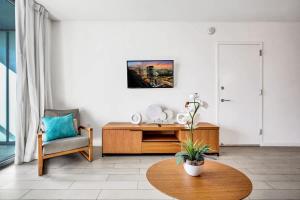 Waterfront Modern 1 BDR in Resort Beach Pool 607