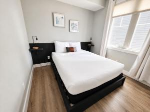 The Haven 10 Rooftop Patio 2BR Downtown