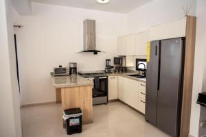 Villa Escape with Jacuzzi Pool and BBQ near Downtown