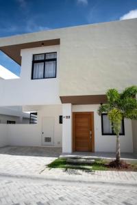 Villa Escape with Jacuzzi Pool and BBQ near Downtown