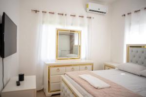Villa Escape with Jacuzzi Pool and BBQ near Downtown