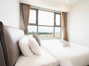 Luxury apartment with panoramic river views