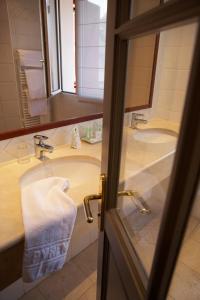 Hotels Hotel des Pyrenees : Chambre Double Standard