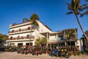 Sandbar Beachfront Hotel & Hostel Restaurant