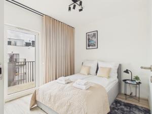 Metro Szwedzka Apartment AC & Parking by Solarento