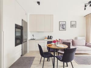 Metro Szwedzka Apartment AC & Parking by Solarento