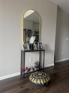 One-Bedroom Apartment with Den With Amazing Views of Hamilton