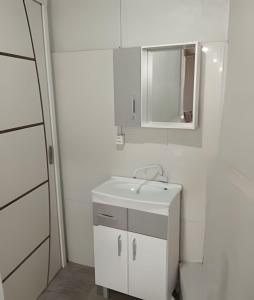 Kitnet 1 F. Anhanguera.