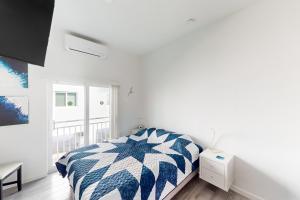 New studio with oceanfront pool, picnic areas, & great views