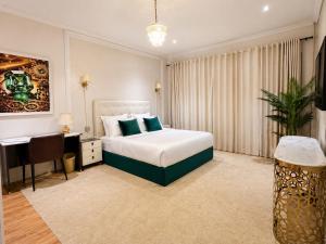 La Belva Court