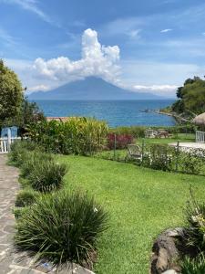 Lakeshore Retreat, escape from it all!