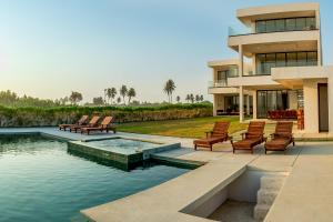 Casa La Terca, 9BR Beachfront Estate with Private Pool, Ocean View & Beach Access