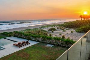 Casa La Terca, 9BR Beachfront Estate with Private Pool, Ocean View & Beach Access
